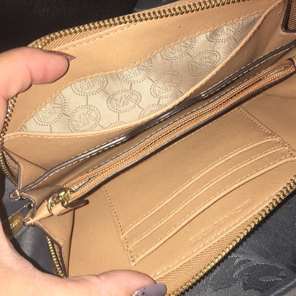 Michael Kors Tote & Wallet Set - Picture 4 of 4